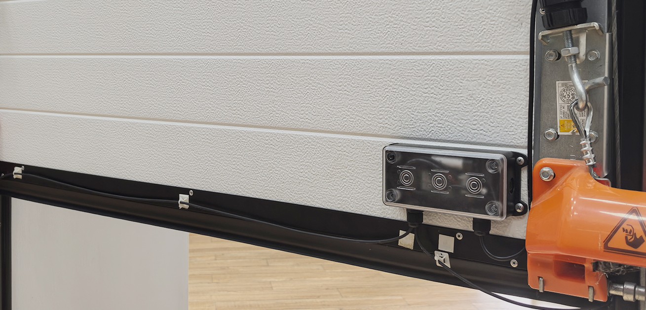 Safety sensor accessory for lifting windows